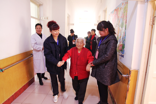 老人的笑容，我們的快樂——公司青年志愿者走進敬老院活動側(cè)記.jpg